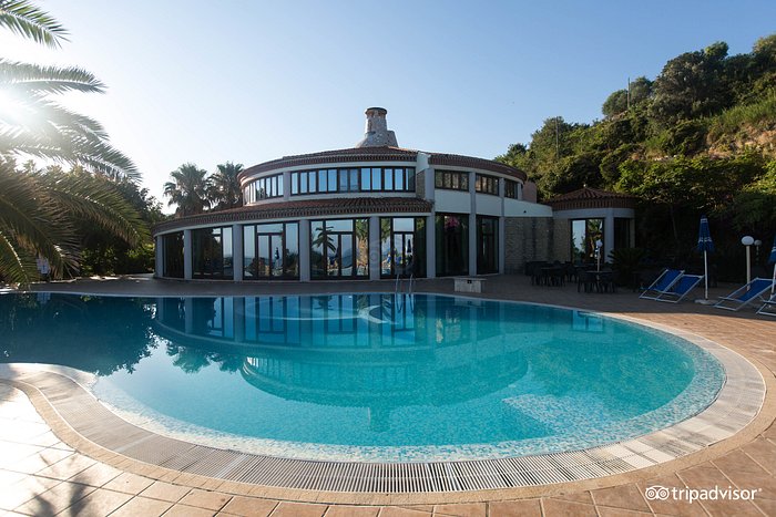 17601_pool--v13812393.jpg